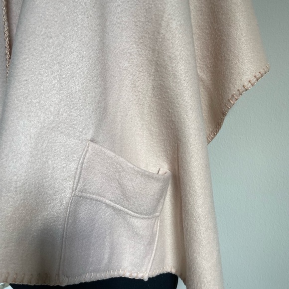 Over Shoulder Wrap With Pockets! - Picture 4 of 9